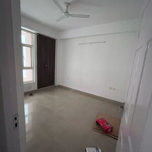 Room in 3 BHK Apartment at Supertech Cape Luxe, Sector 74 – for Rent