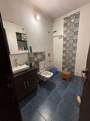 Attached Bathroom in 3 BHK Builder Floor at Sector 40 – for Rent