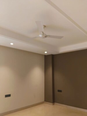 Furnished Amenities in 3 BHK Builder Floor at Hargobind Enclave – for Sale