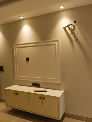 Furnished Amenities in 3 BHK Builder Floor at Hargobind Enclave – for Sale