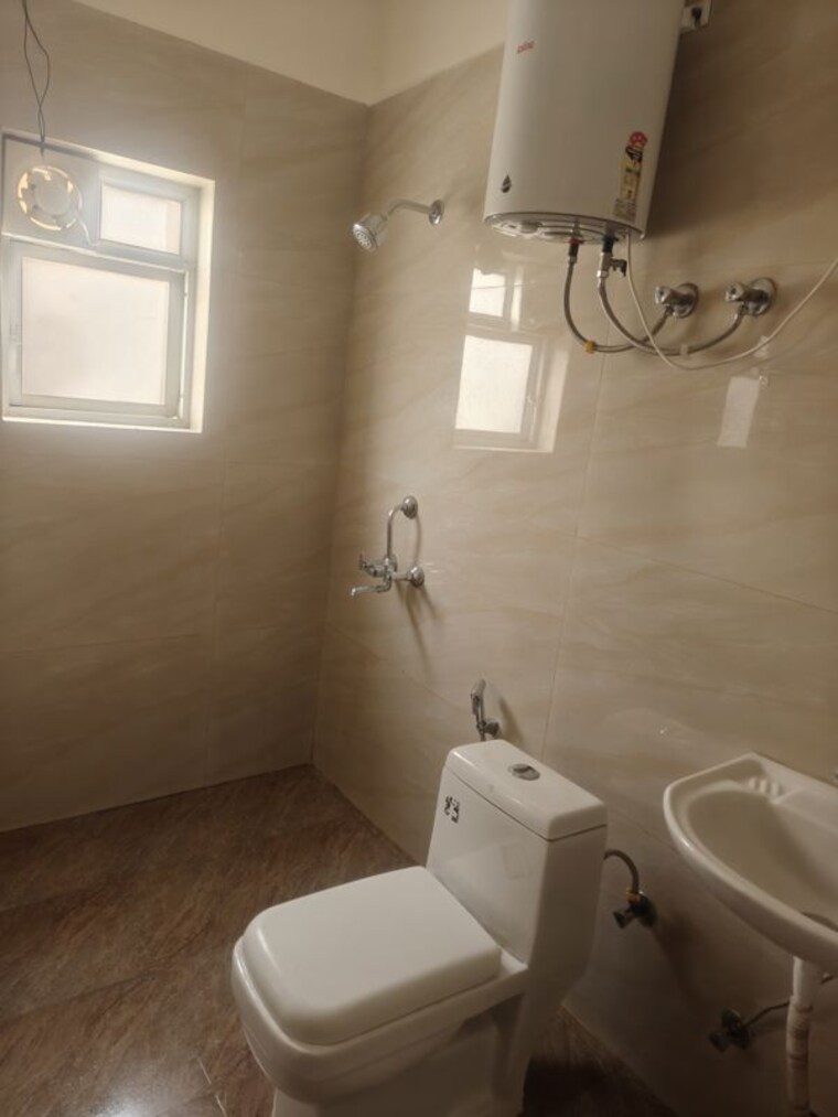 Bathroom, ss-mayfield-gardens 3 Bedroom 1600 Sq.Ft. Builder Floor In Sector 51 Gurgaon 10191146