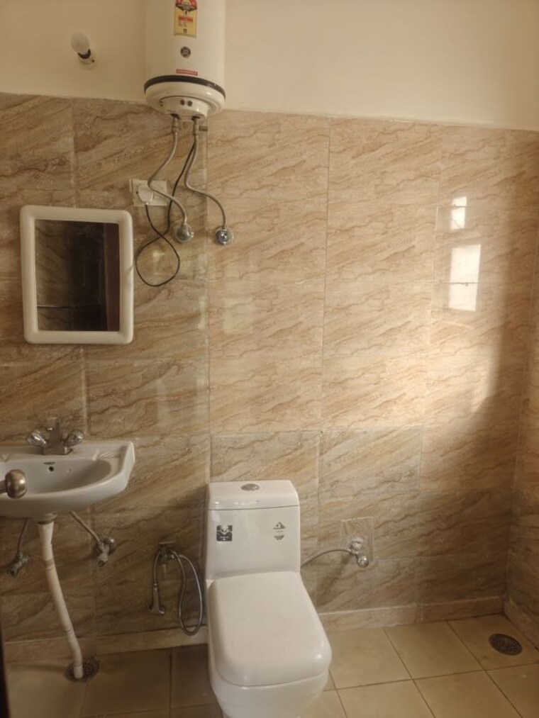 Bathroom, ss-mayfield-gardens 3 Bedroom 1600 Sq.Ft. Builder Floor In Sector 51 Gurgaon 10191146