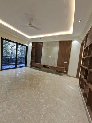 Parking in 3 BHK Builder Floor at Sector 10 – for Sale