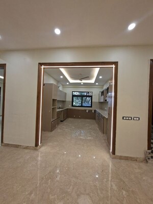 Parking in 3 BHK Builder Floor at Sector 10 – for Sale