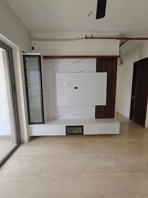 Room in 2 BHK Apartment at Kalpataru Paramount, Kapur Bawdi – for Rent
