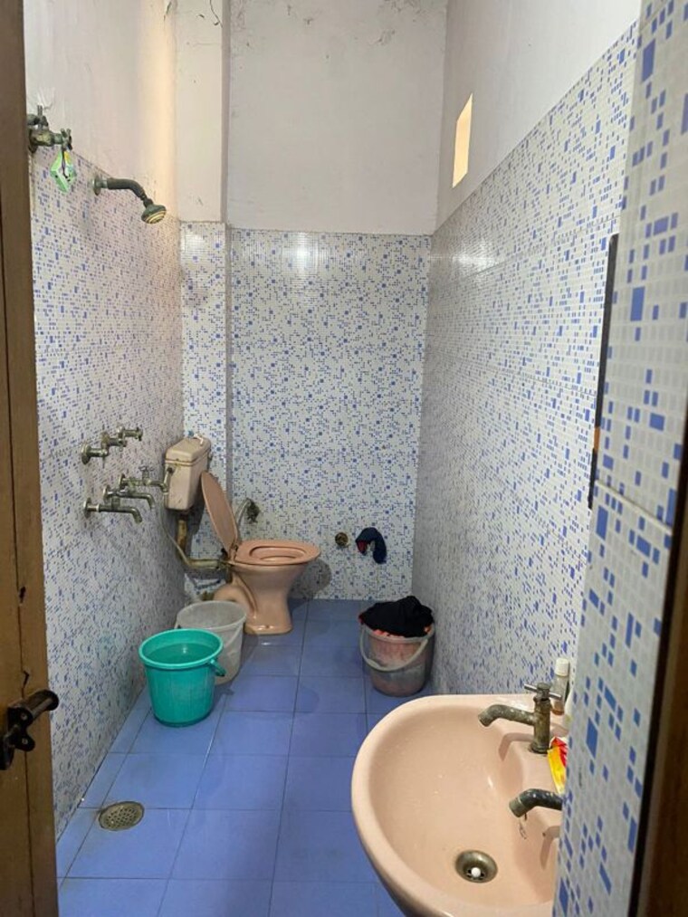 Bathroom, sector 3 2.5 Bedroom 100 Sq.Yd. Independent House In Sector 3 Faridabad 10191379