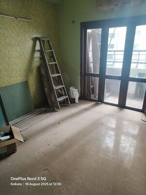 Room in 4 BHK Apartment at Hiland Park, Em Bypass – for Rent