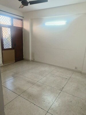 Room in 3 BHK Apartment at Ansal Sushant Apartments, Sushant Lok I – for Rent