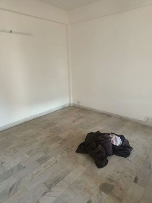 Room in 3 BHK Apartment at Ansal Sushant Apartments, Sushant Lok I – for Rent