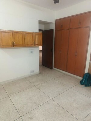 Room in 3 BHK Apartment at Ansal Sushant Apartments, Sushant Lok I – for Rent