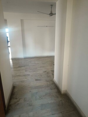 Room in 3 BHK Apartment at Ansal Sushant Apartments, Sushant Lok I – for Rent