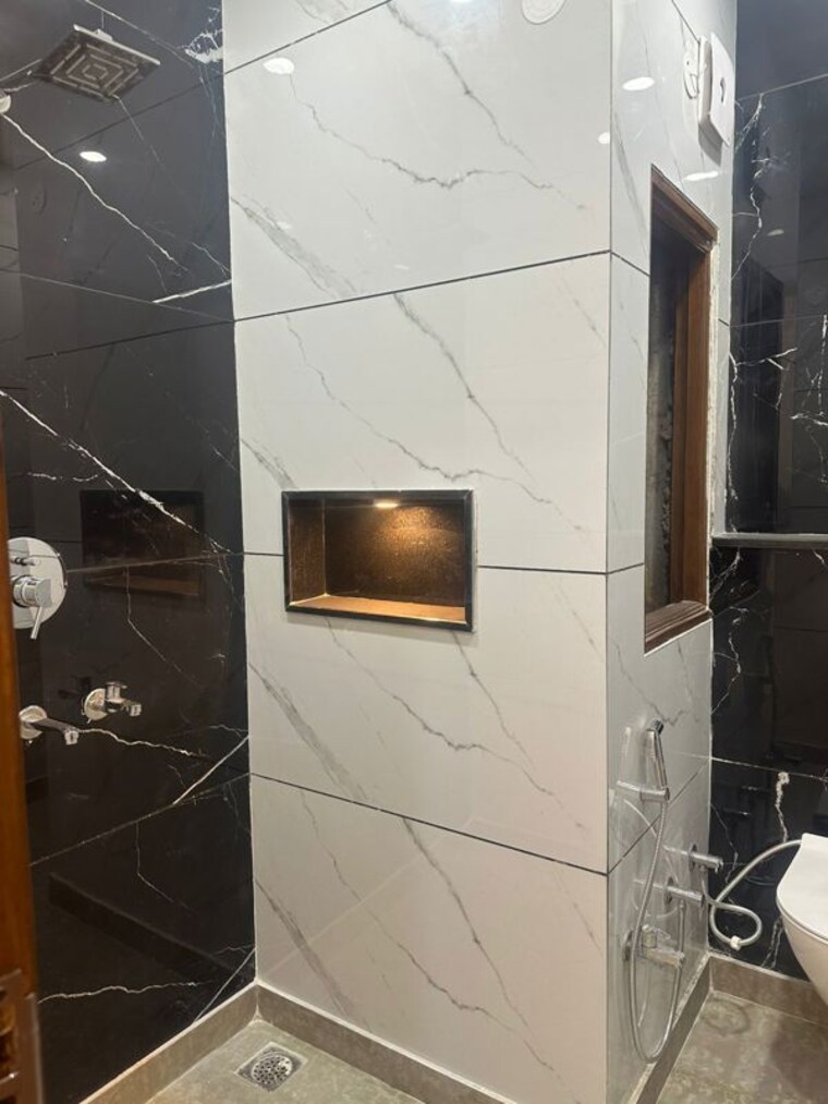 Bathroom, rajouri garden 3 Bedroom 160 Sq.Yd. Builder Floor In Rajouri Garden Delhi 10191466