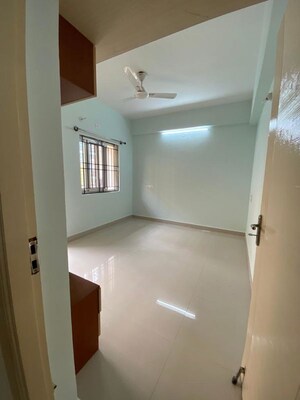 Room in 2 BHK Apartment at BM Luxuria, Hsr Layout – for Rent