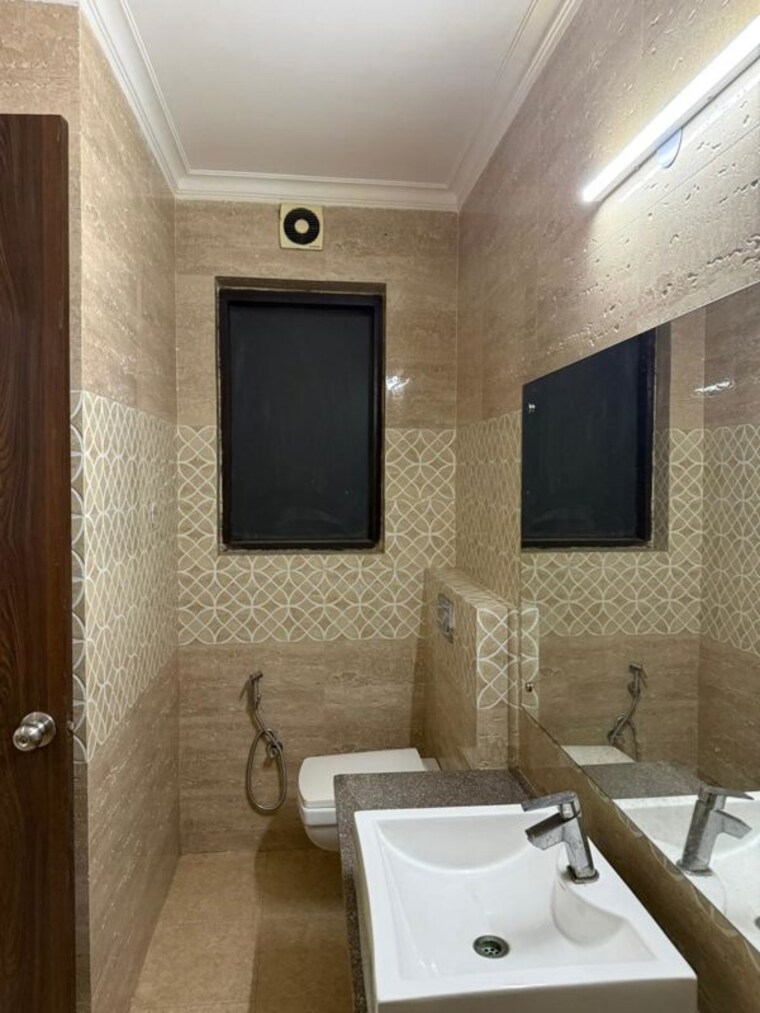 Bathroom, shree-vardhman-green-court 2 Bedroom 690 Sq.Ft. Apartment In Sector 90 Gurgaon 10191516
