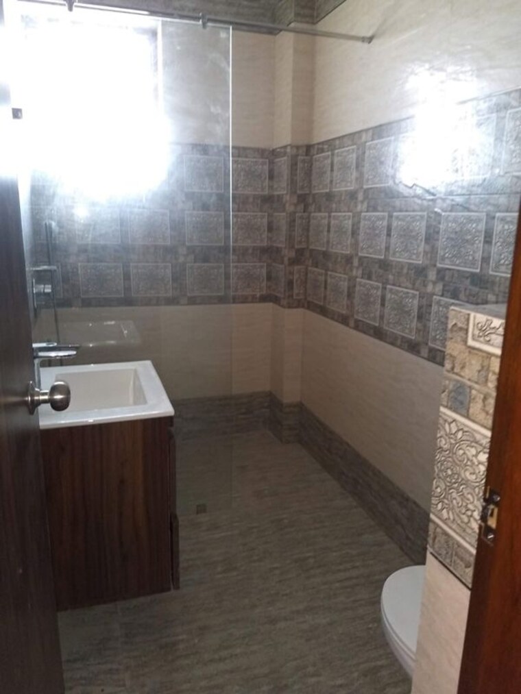 Attached Bathroom, sector 17 4 Bedroom 268 Sq.Yd. Builder Floor In Sector 17 Faridabad 10191583
