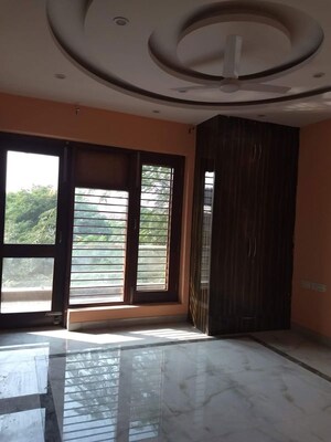 Room in 4 BHK Builder Floor at Sector 17 – for Rent