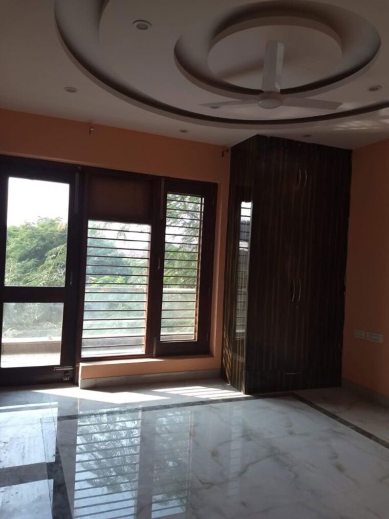Room, sector 17 4 Bedroom 271 Sq.Yd. Builder Floor In Sector 17 Faridabad 10191586