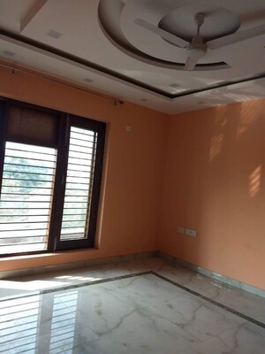 Room in 4 BHK Builder Floor at Sector 17 – for Rent