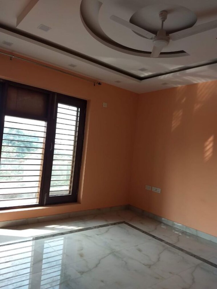 Room, sector 17 4 Bedroom 292 Sq.Yd. Builder Floor In Sector 17 Faridabad 10191609