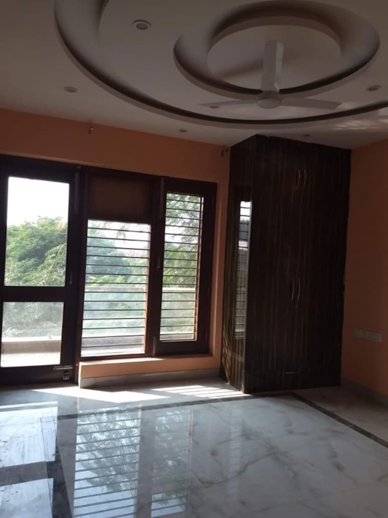 Room, sector 17 4 Bedroom 293 Sq.Yd. Builder Floor In Sector 17 Faridabad 10191610