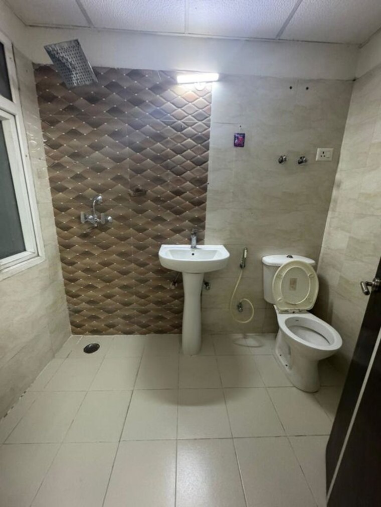 Bathroom, samridhi-grand-avenue 3 Bedroom 1380 Sq.Ft. Apartment In Tech Zone 4 Greater Noida Greater Noida 10191692