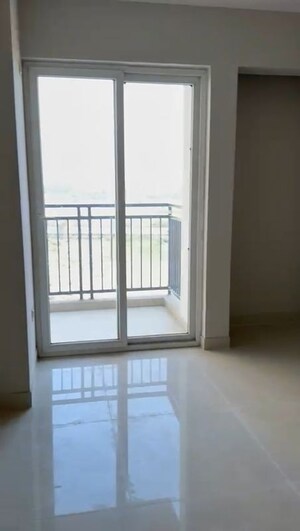 Room in 2 BHK Apartment at Eldeco Live By The Greens, Sector 150 – for Rent