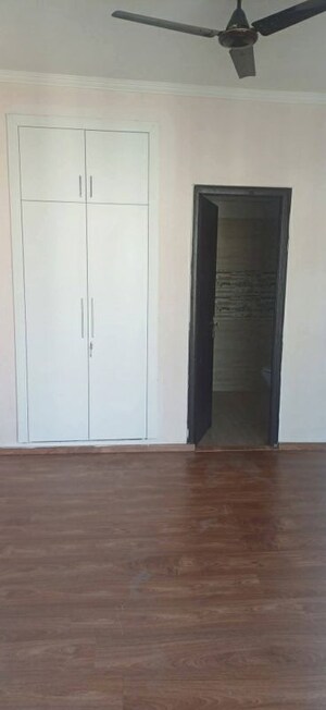 Room in 2 BHK Apartment at Amrapali Golf Homes, Sector 4 Greater Noida – for Rent