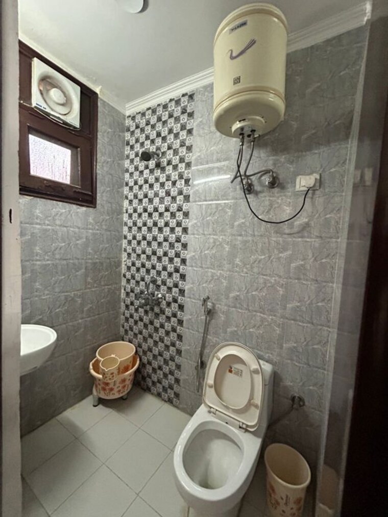 Bathroom, neb sarai 2 Bedroom 850 Sq.Ft. Builder Floor In Neb Sarai Delhi 10191746