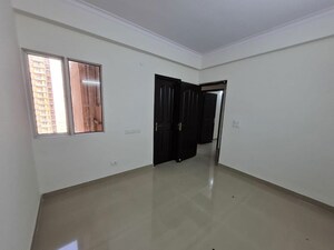 Room in 4 BHK Apartment at JM Florance, Tech Zone 4 Greater Noida – for Rent