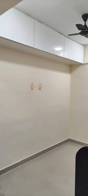 Room in 2 BHK Apartment at Malad East – for Rent