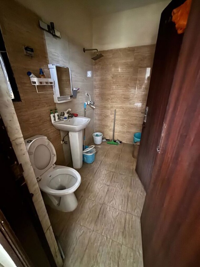 Bathroom, civitech-sampriti 3.5 Bedroom 1850 Sq.Ft. Apartment In Sector 77 Noida 10191873