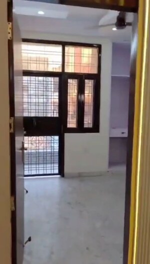 Room in 2 BHK Builder Floor at Niti Khand I – for Rent