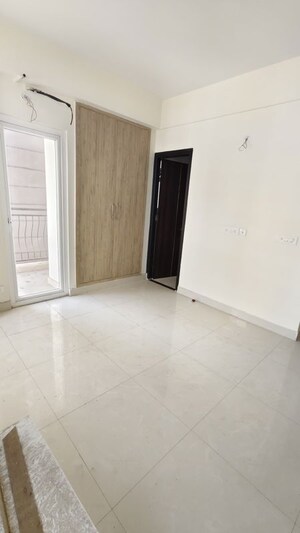 Room in 3 BHK Apartment at H R Buildcon Elite Homz, Sector 77 – for Rent