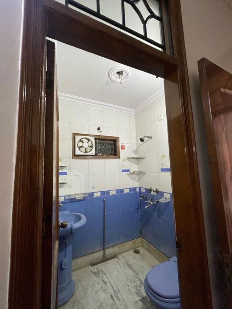 Bathroom, nirankari colony 2 Bedroom 900 Sq.Ft. Builder Floor In Nirankari Colony Delhi 10192458