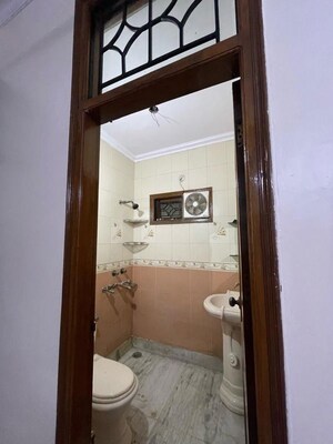 Furnished Amenities in 2 BHK Builder Floor at Nirankari Colony – for Rent