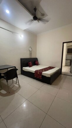 1 RkBuilder Floor For Rent in DLF City Phase IV