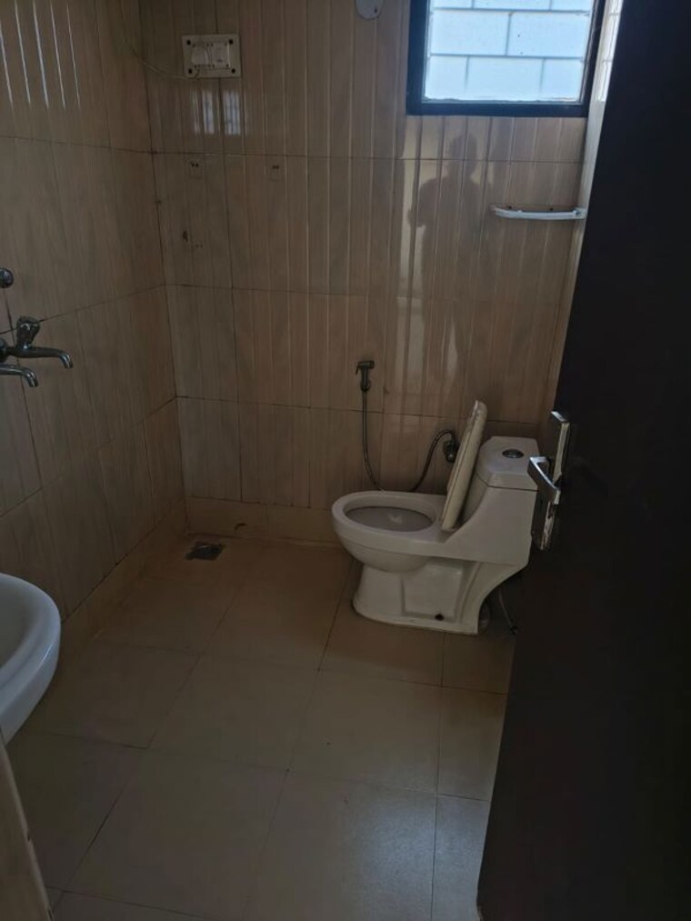 Bathroom, sector 15 ii 2 Bedroom 2000 Sq.Ft. Builder Floor In Sector 15 ii Gurgaon 10192656