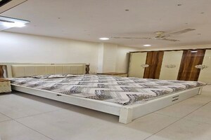 Bedroom in 2 BHK Apartment at Vile Parle West – for Rent