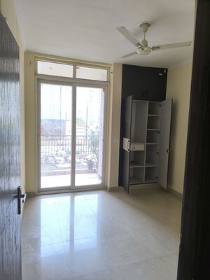 Room in 3 BHK Apartment at Amrapali Golf Homes, Sector 4 Greater Noida – for Rent