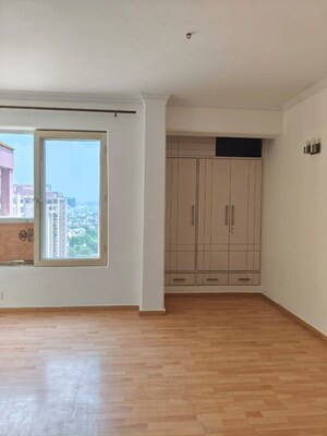 Room in 5 BHK Apartment at Sector 49 – for Rent