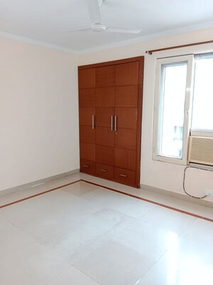 Room in 5 BHK Apartment at Sector 49 – for Rent