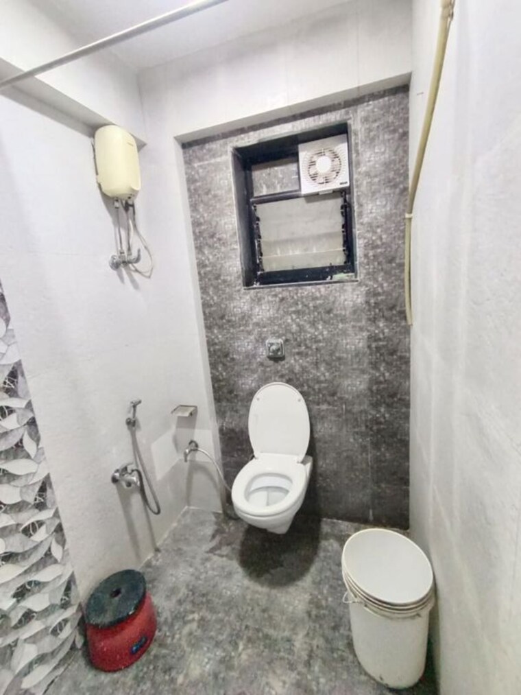 Bathroom, guru-kripa-residency 3 Bedroom 1200 Sq.Ft. Apartment In Chembur Mumbai 10193284