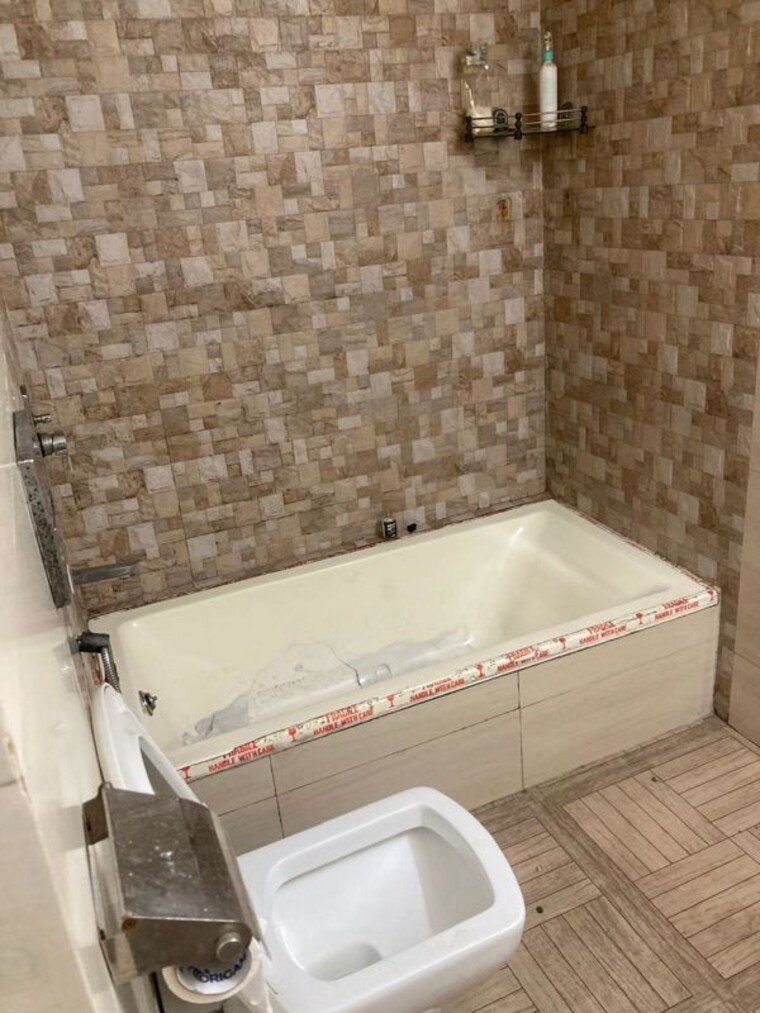 Bathroom, kalkaji 3 Bedroom 125 Sq.Ft. Builder Floor In Kalkaji Delhi 10193302