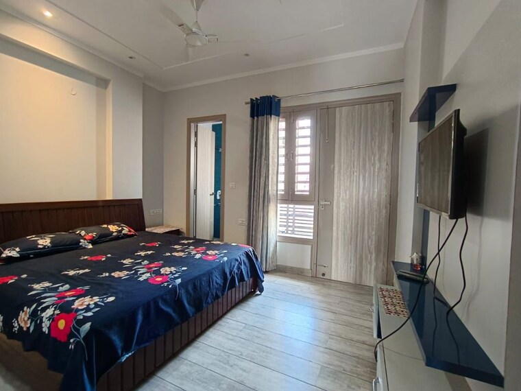 Bedroom, sector 38 3 Bedroom 215 Sq.Yd. Builder Floor In Sector 38 Gurgaon 10193378