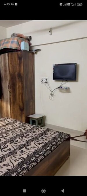 Furnished Amenities in 2 BHK Apartment at Goregaon West – for Rent