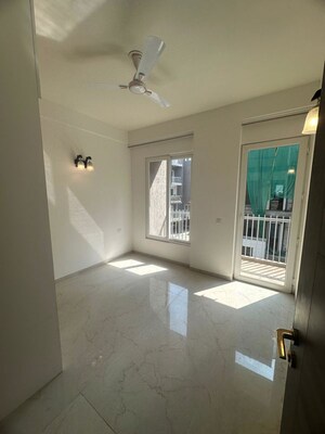 Room in 3 BHK Builder Floor at Smart World Orchard, Sector 61 – for Rent