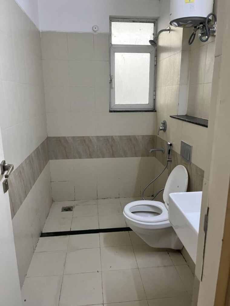 Bathroom, emaar-emerald-estate 3 Bedroom 1450 Sq.Ft. Apartment In Sector 65 Gurgaon 10193848