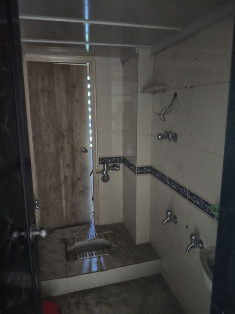 Bathroom, lok-raunak-phase-ii 2 Bedroom 600 Sq.Ft. Apartment In Andheri East Mumbai 10193872