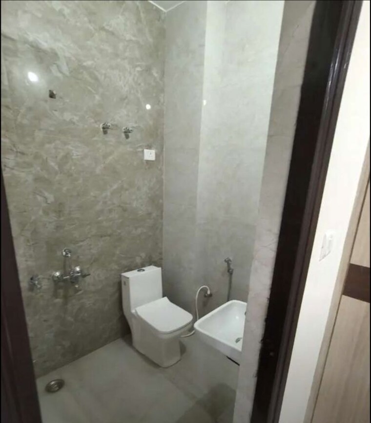 Bathroom, rishita-manhattan 2 Bedroom 905 Sq.Ft. Apartment In Gomti Nagar Lucknow 10193969