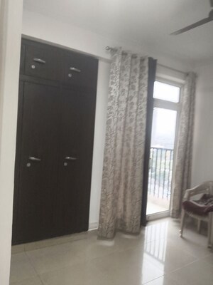 Room in 3.5 BHK Apartment at Gaur City 5th Avenue, Sector 4 Greater Noida – for Rent